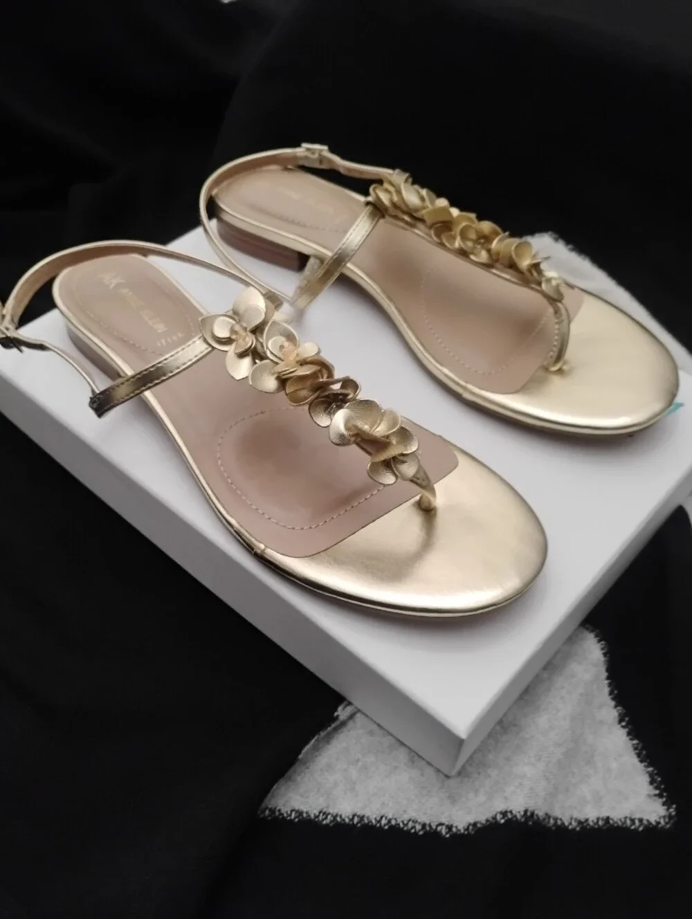 Anne Klein Flavia Iflex Metallic Gold Floral Embellished Thong Sandals Sz 10 NEW